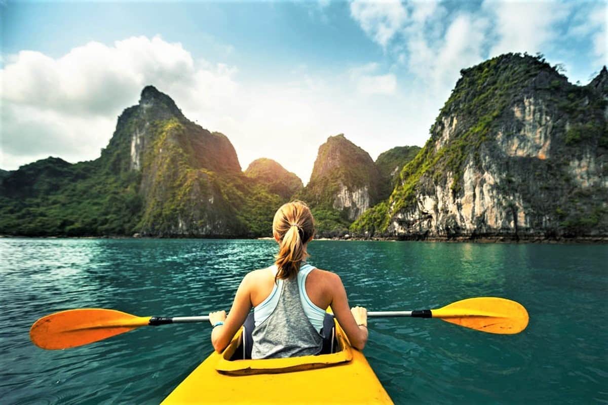 Chèo thuyền Kayak khám phá vịnh Hạ Long