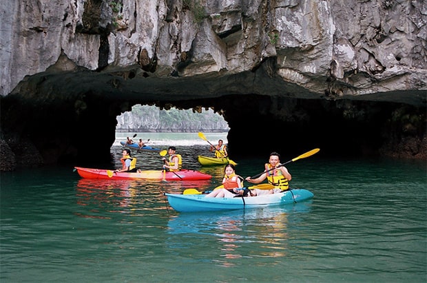 Khách du lịch chèo thuyền kayak khám phá Hang Luồn ở Hạ Long