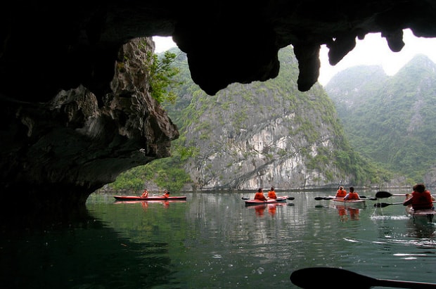 Chèo thuyền kayak trên Vịnh Hạ Long khám phá vẻ đẹp của các hang động