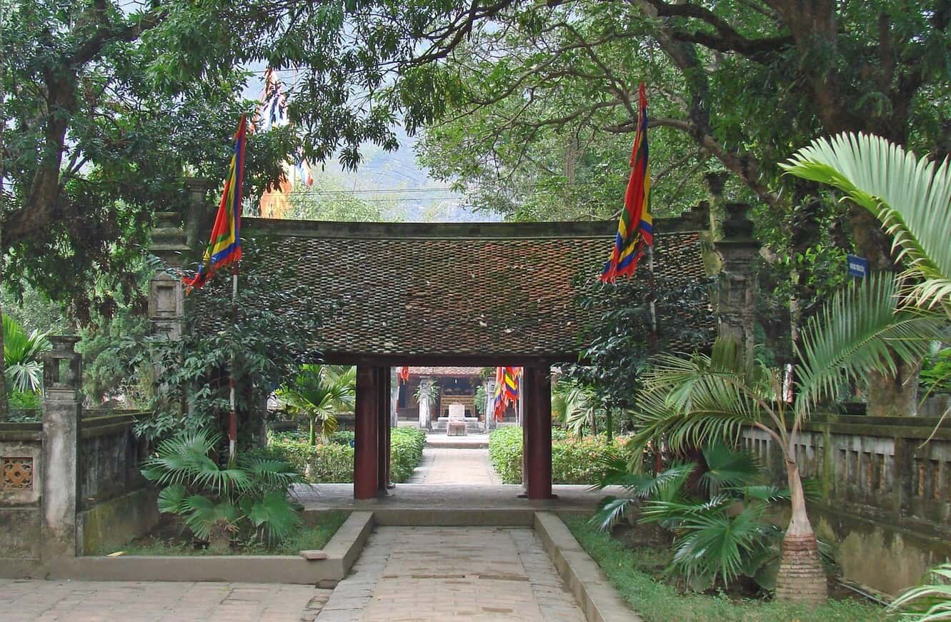 Điểm nổi bật của kiến trúc đền là con đường được lát gạch và bao bọc bởi thiên nhiên cây xanh 