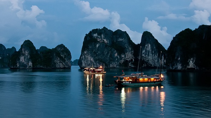 ngủ đêm trên vịnh Hạ Long có đáng không
