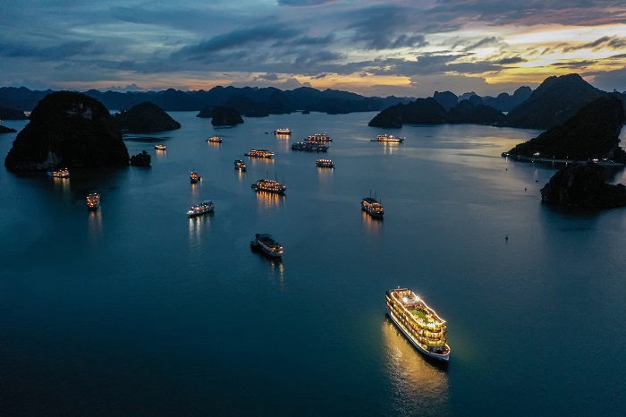 ngủ đêm trên vịnh Hạ Long có đáng không
