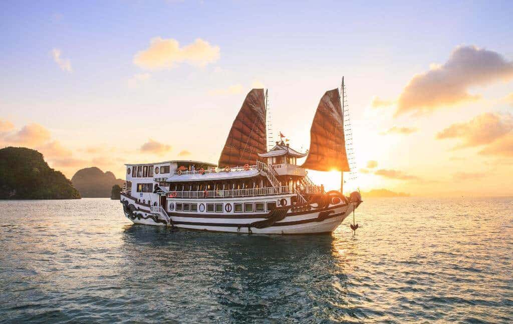 Du thuyền thăm vịnh Hạ Long